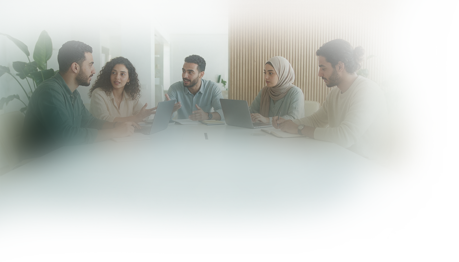 مجموعة من المتعلمين يناقشون مشروعًا معًا
